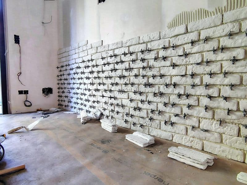 Trabajos de albañilería con revestimiento de ladrillo en una reforma en Ferrol