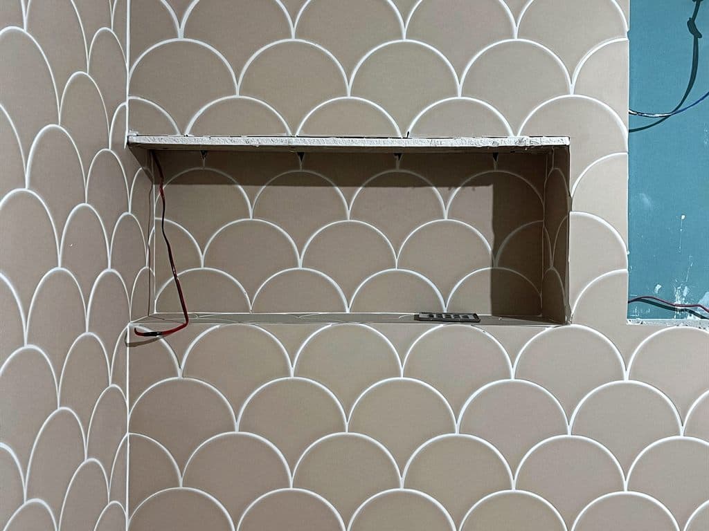 Alicatado de escamas con hornacina en la ducha de un baño en Ferrol