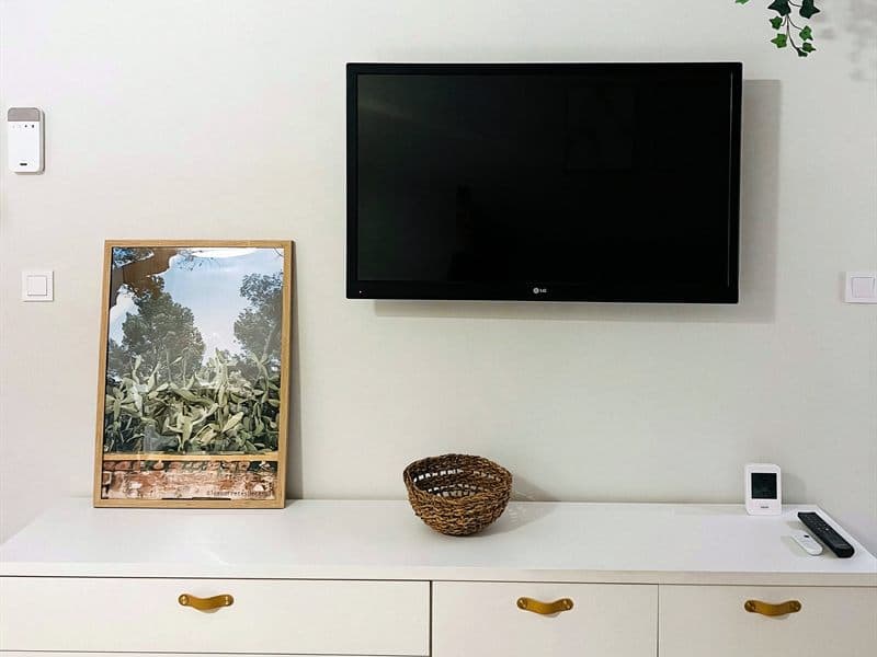 Mueble bajo con cajones y baldas para almacenaje en un salón de Ferrol