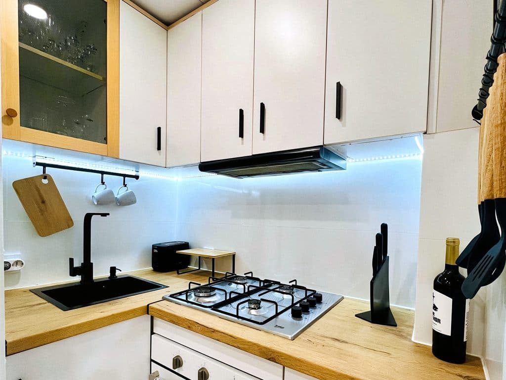 Muebles altos y bajos de cocina aprovechando la esquina en Ferrol