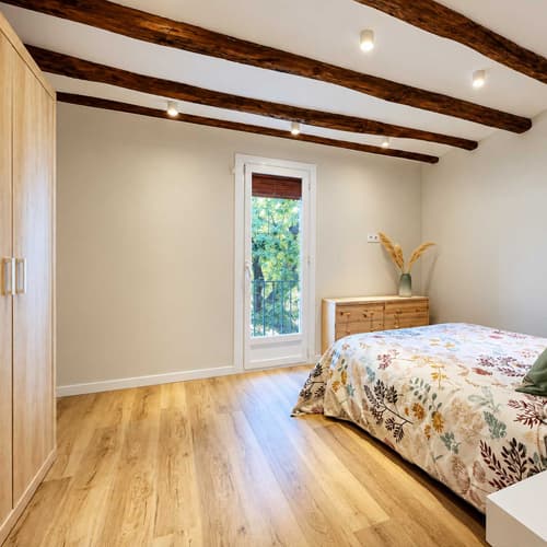 Dormitorio con armarios de madera reformado por Galihogar en Ferrol