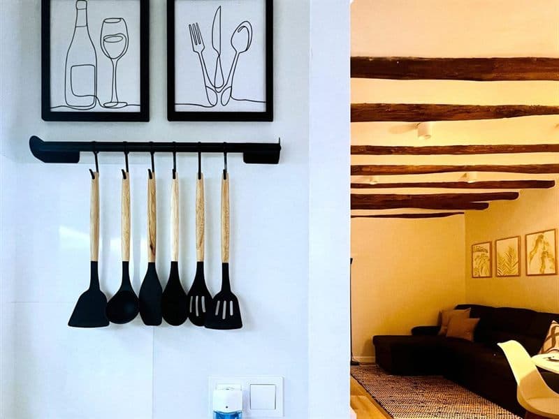 Detalle decorativo de cocina con vista al salón en un proyecto de interiorismo en Ferrol