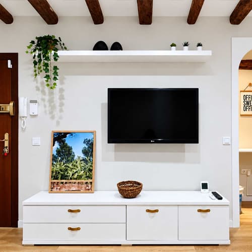 Salón con mueble de televisión y arco hacia el despacho, proyecto de diseño de interiores en Ferrol