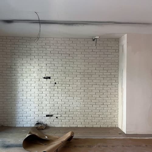 Estancia en obra con nueva instalación eléctrica en el techo y la pared en Ferrol