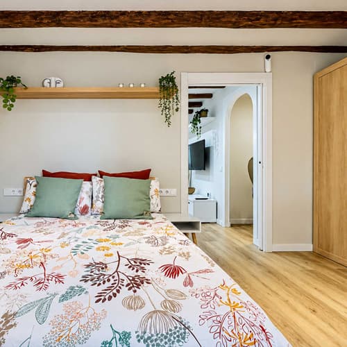Dormitorio de una vivienda reformada por Galihogar, empresa de reformas en Ferrol
