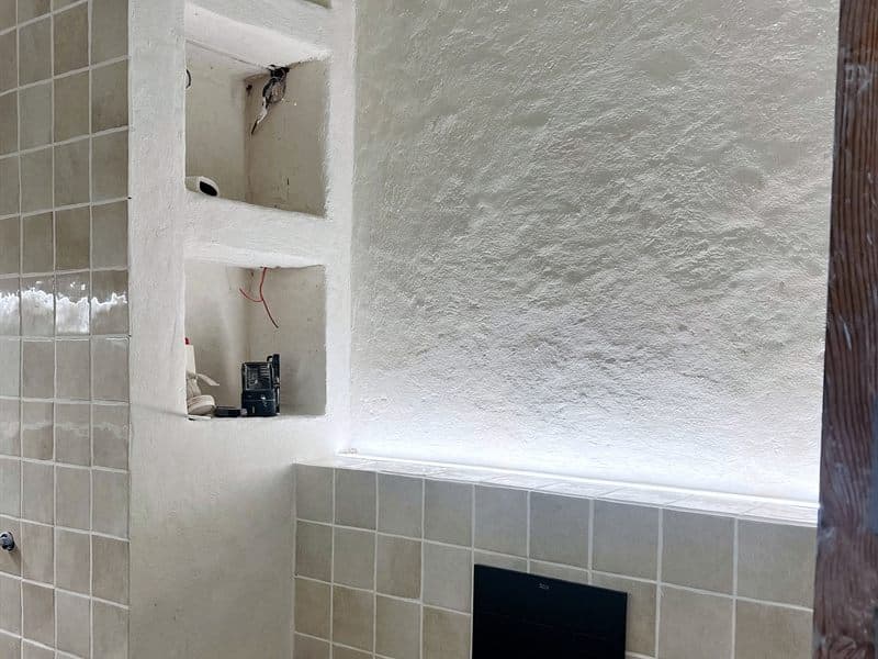 Hornacinas con iluminación indirecta en un baño diseñado en Ferrol