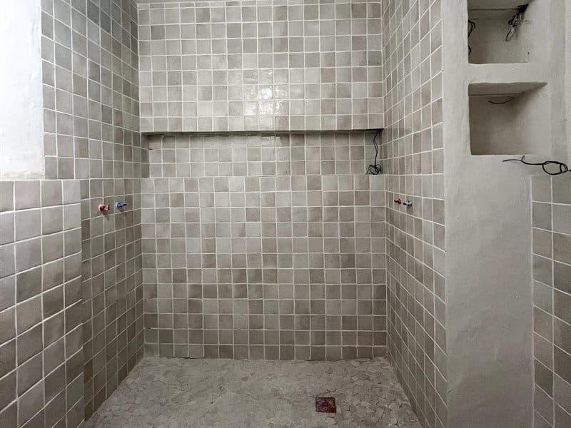 Ducha de obra con tomas de agua preparadas en Ferrol