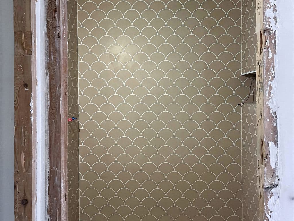 Ducha en obra con la red de agua nueva preparada en Ferrol