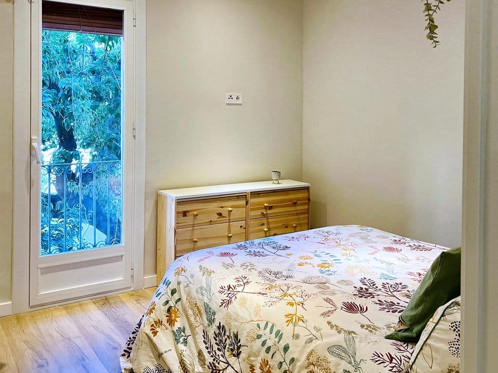 Dormitorio con paredes recién pintadas en tonos claros en Ferrol