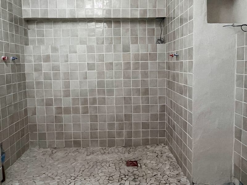 Plato de ducha de obra con alicatado nuevo en Ferrol