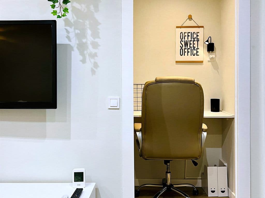Despacho integrado bajo un arco en un proyecto de interiorismo en Ferrol