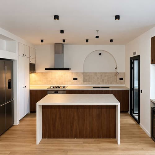 Cocina reformada con isla central y muebles de madera oscura en Ferrol
