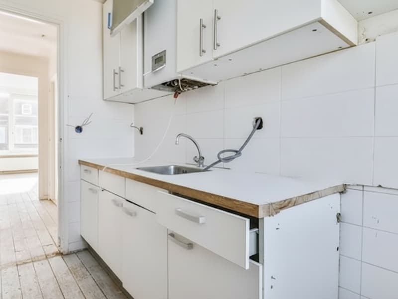 Cocina con muebles y encimera renovados en una reforma parcial en Ferrol