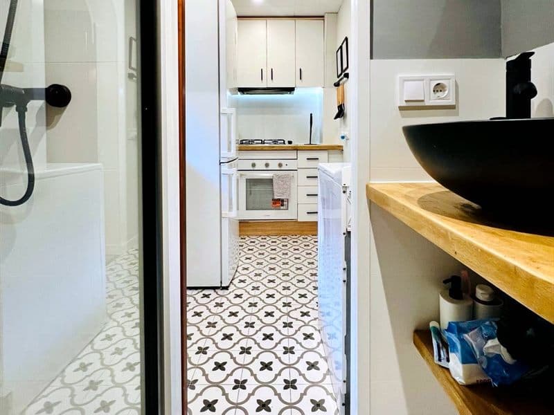 Ducha, lavabo y cocina con nuevas instalaciones de fontanería en Ferrol
